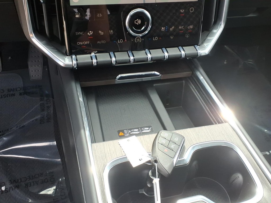 GMC Acadia Vehicle Full-screen Gallery Image 10