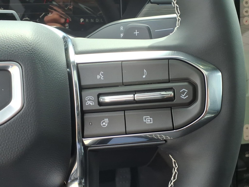 GMC Acadia Vehicle Full-screen Gallery Image 12