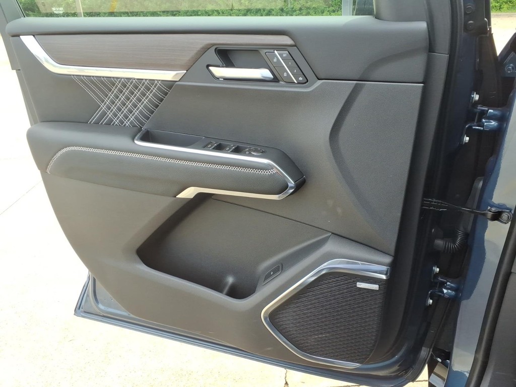 GMC Acadia Vehicle Full-screen Gallery Image 15