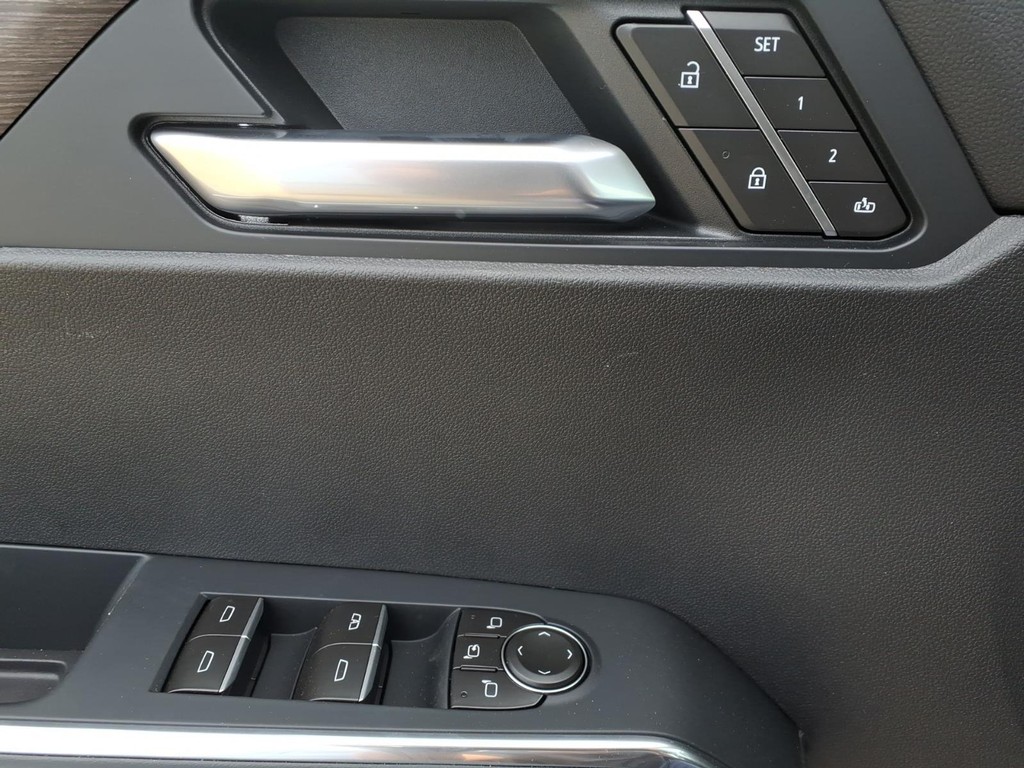 GMC Acadia Vehicle Full-screen Gallery Image 16
