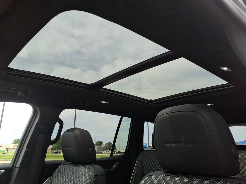 GMC Acadia Vehicle Full-screen Gallery Image 17
