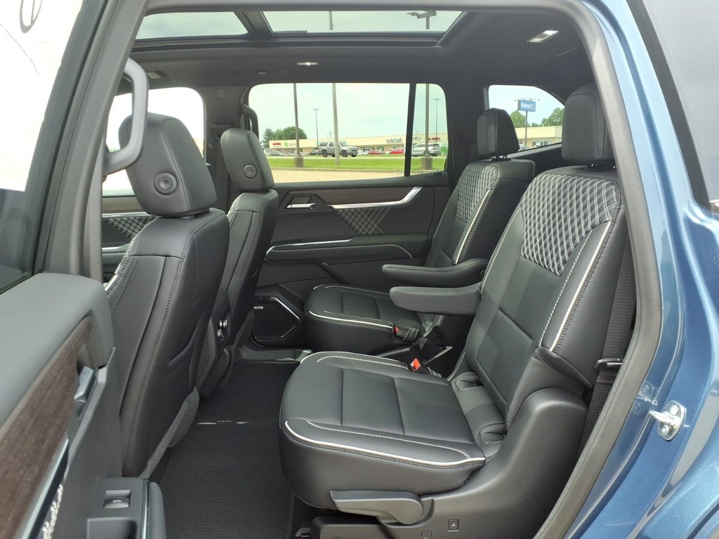GMC Acadia Vehicle Full-screen Gallery Image 19