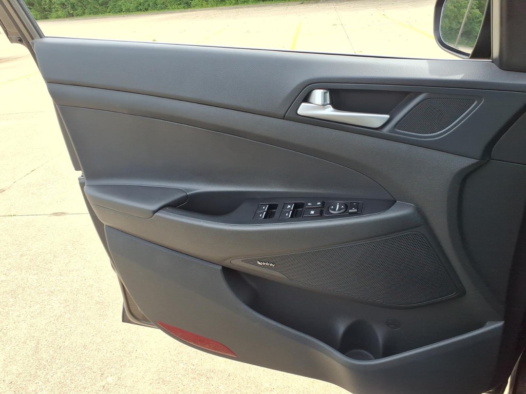 Hyundai Tucson Vehicle Full-screen Gallery Image 16