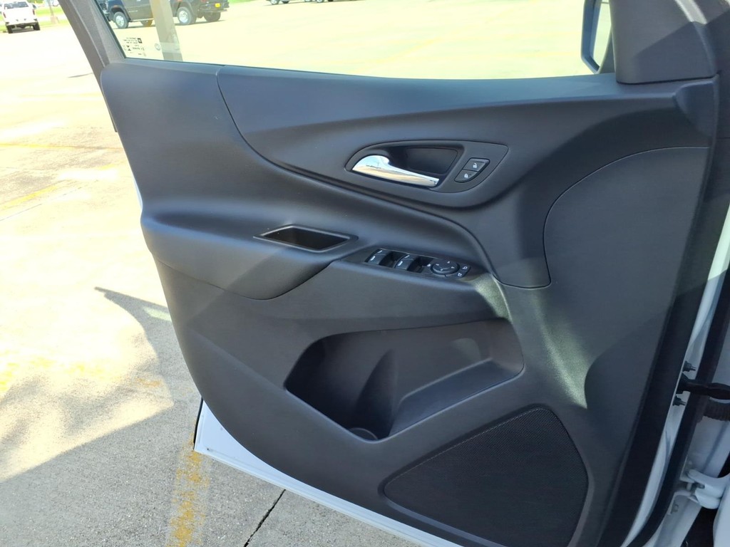 Chevrolet Equinox Vehicle Full-screen Gallery Image 15