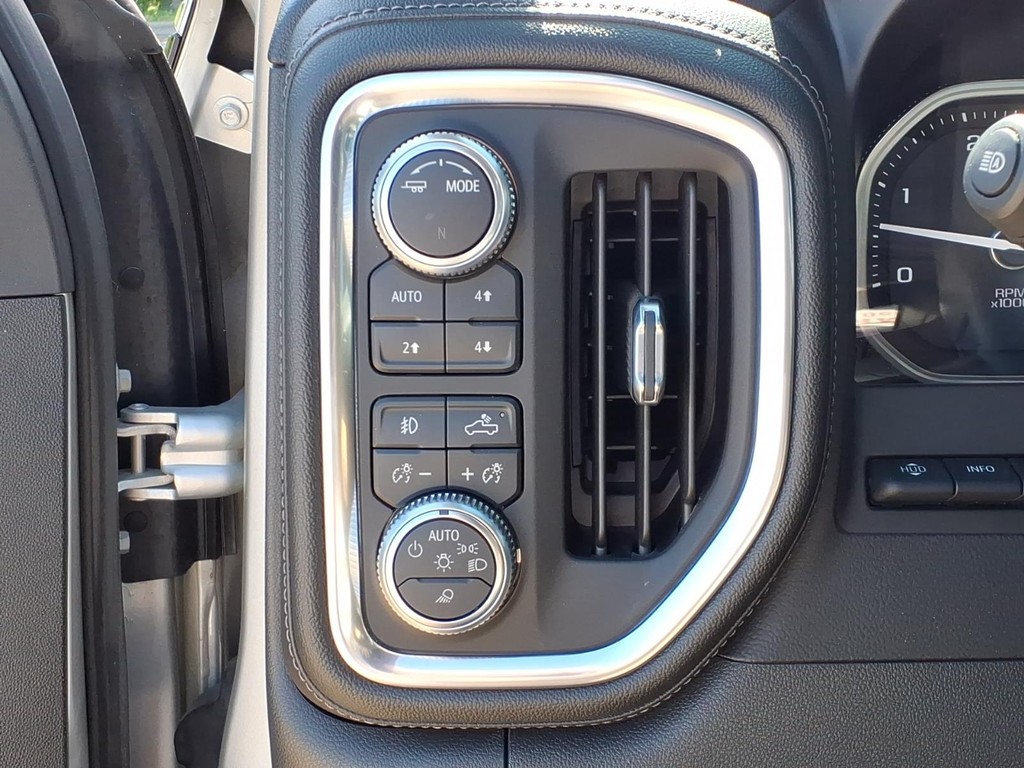 GMC Sierra 3500HD Vehicle Full-screen Gallery Image 14