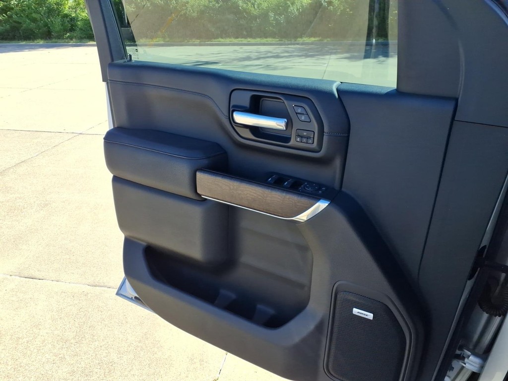 GMC Sierra 3500HD Vehicle Full-screen Gallery Image 15