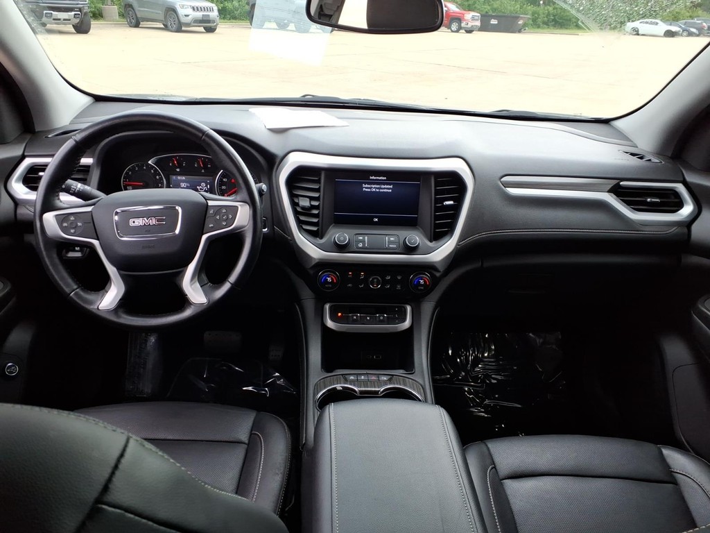 GMC Acadia Vehicle Full-screen Gallery Image 4