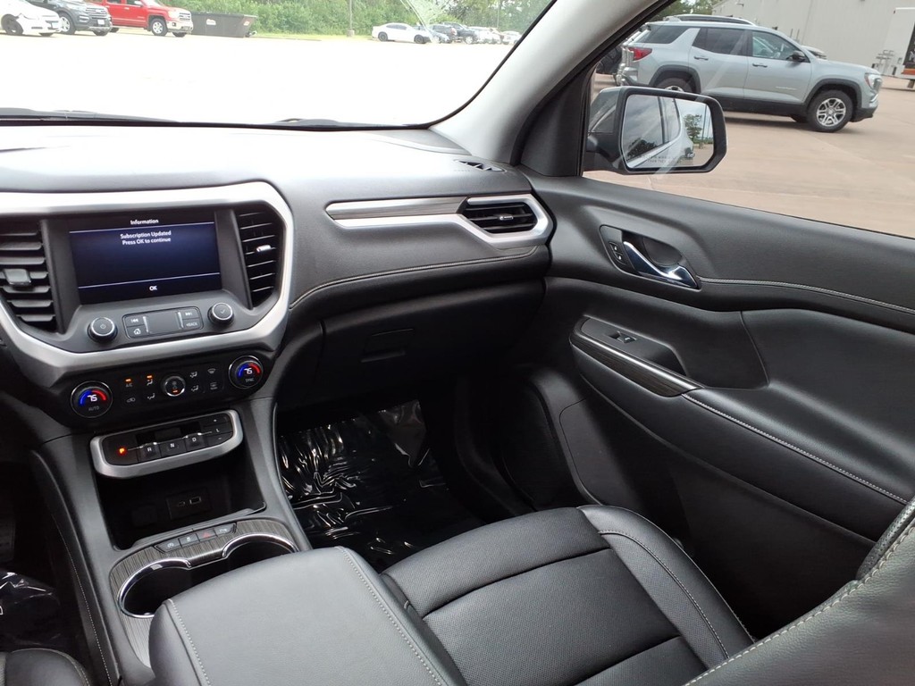 GMC Acadia Vehicle Full-screen Gallery Image 5