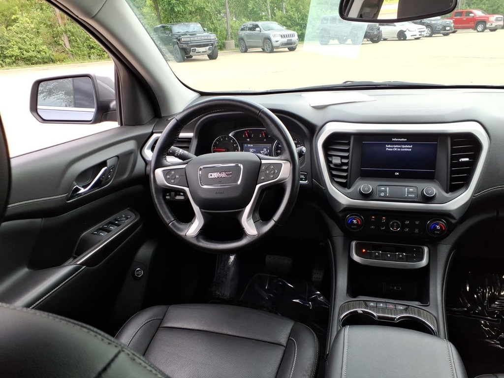 GMC Acadia Vehicle Full-screen Gallery Image 6