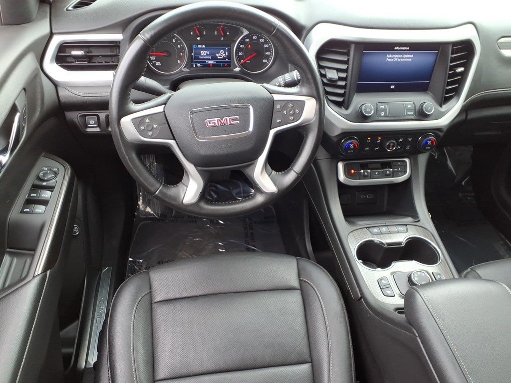 GMC Acadia Vehicle Full-screen Gallery Image 7