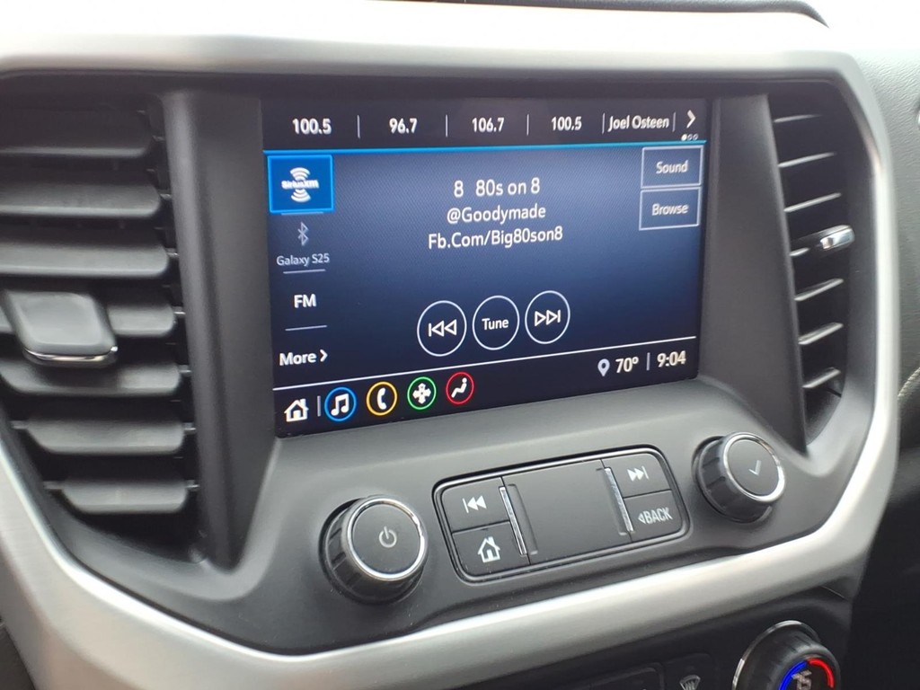 GMC Acadia Vehicle Full-screen Gallery Image 8