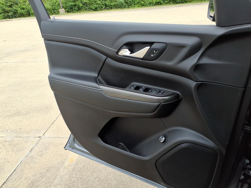 GMC Acadia Vehicle Full-screen Gallery Image 15