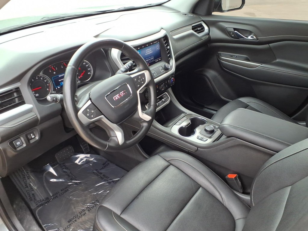 GMC Acadia Vehicle Full-screen Gallery Image 16