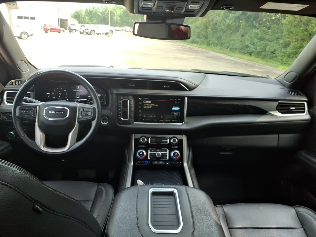 GMC Yukon Vehicle Full-screen Gallery Image 4