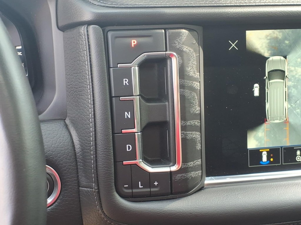 GMC Yukon Vehicle Full-screen Gallery Image 10