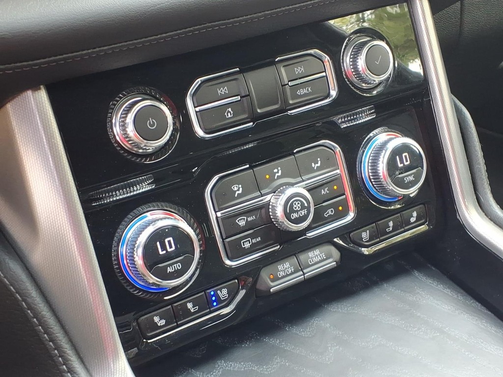 GMC Yukon Vehicle Full-screen Gallery Image 11