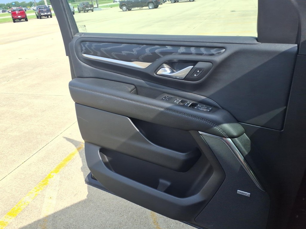 GMC Yukon Vehicle Full-screen Gallery Image 16