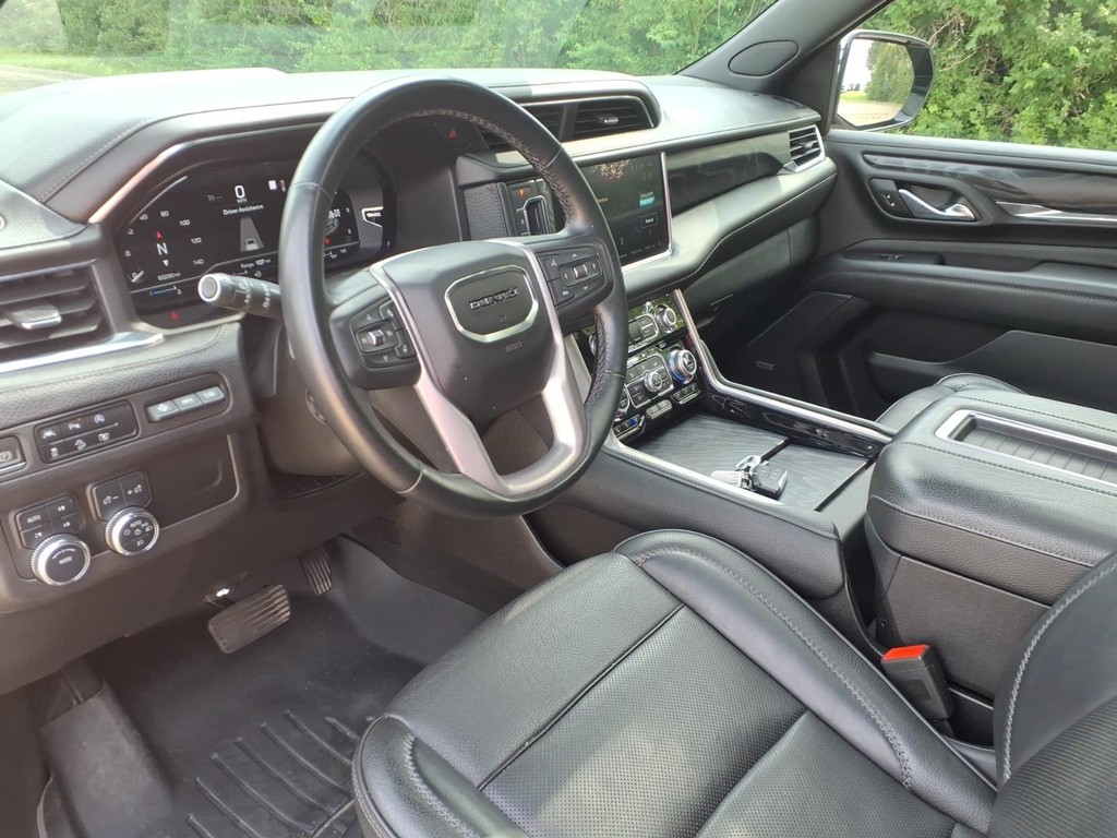 GMC Yukon Vehicle Full-screen Gallery Image 17