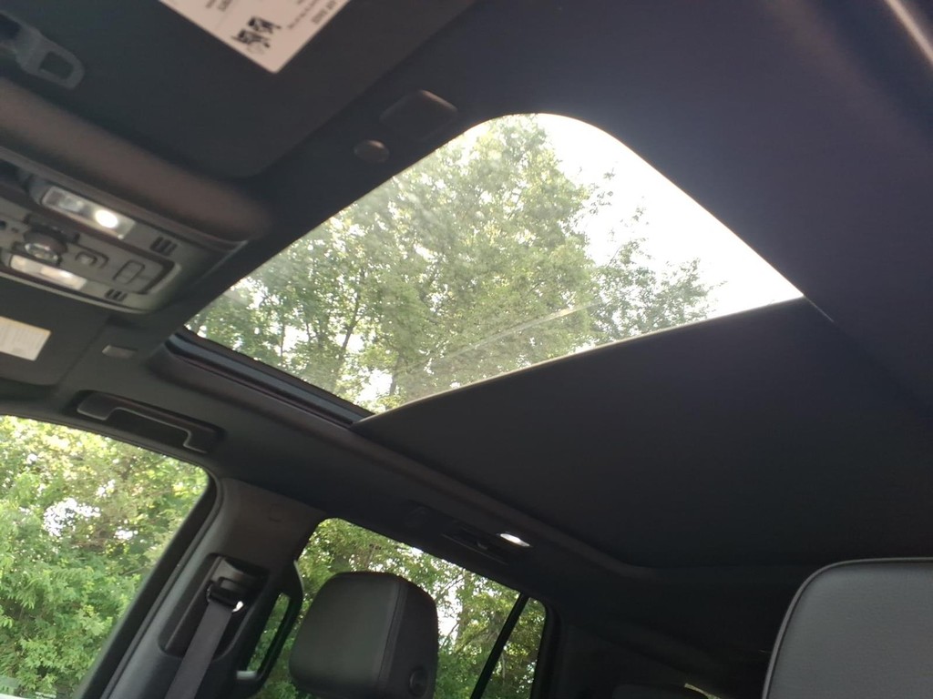 GMC Yukon Vehicle Full-screen Gallery Image 18