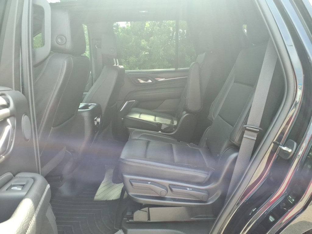 GMC Yukon Vehicle Full-screen Gallery Image 19