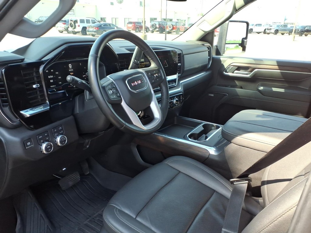 GMC Sierra 2500HD Vehicle Full-screen Gallery Image 16