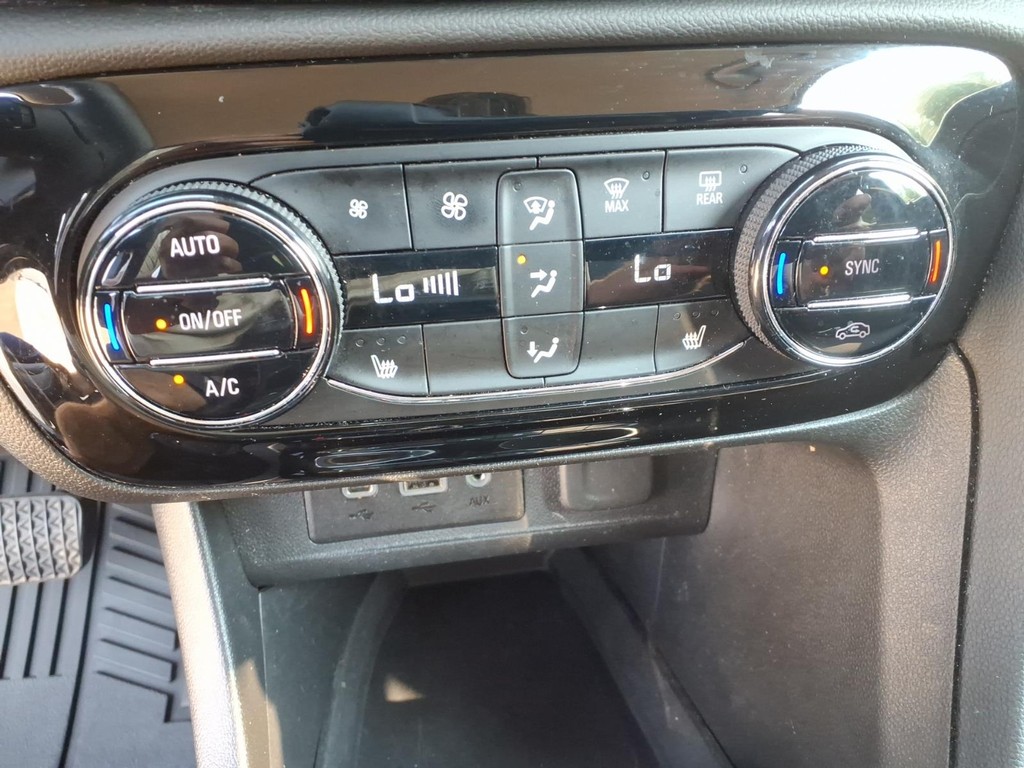 Buick Encore GX Vehicle Full-screen Gallery Image 12