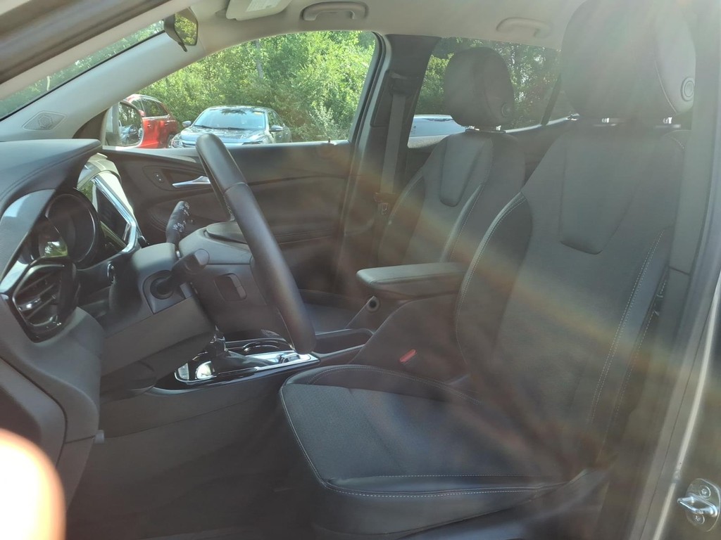 Buick Encore GX Vehicle Full-screen Gallery Image 19