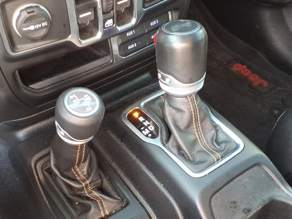Jeep Wrangler Vehicle Full-screen Gallery Image 12