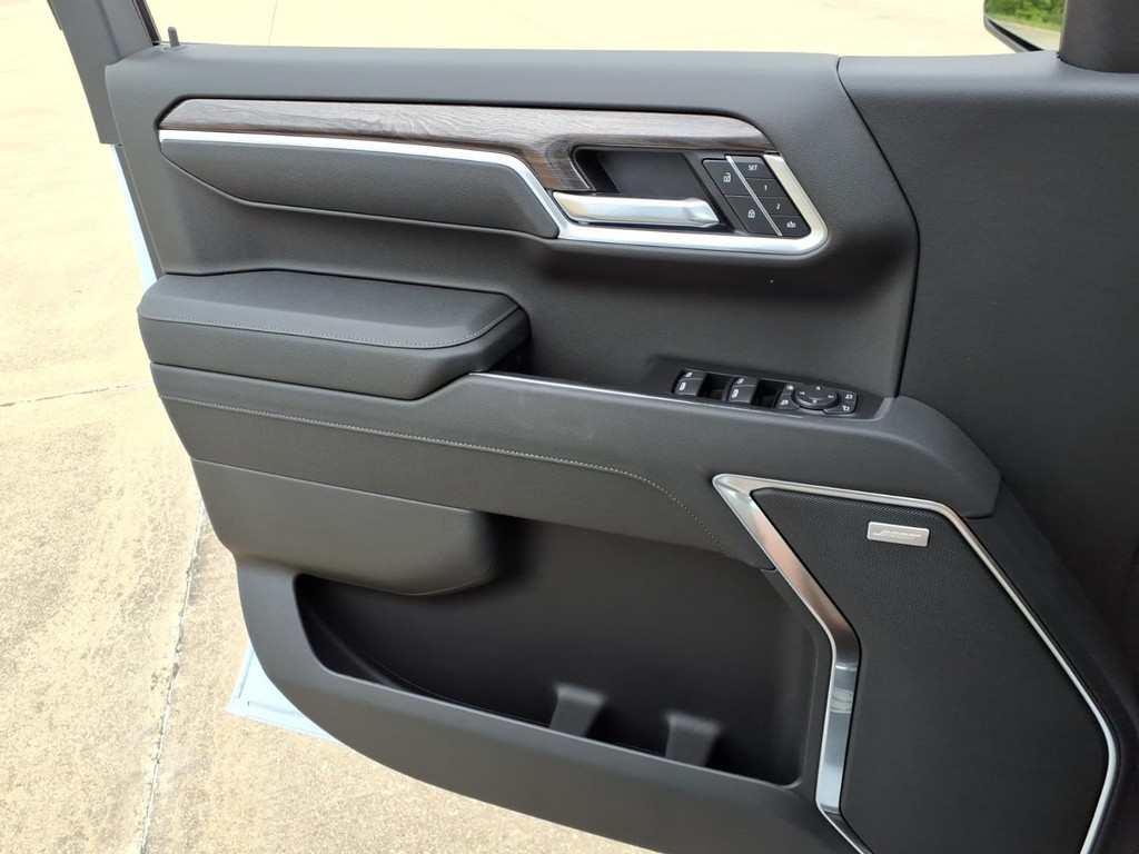Chevrolet Silverado 1500 Vehicle Full-screen Gallery Image 15