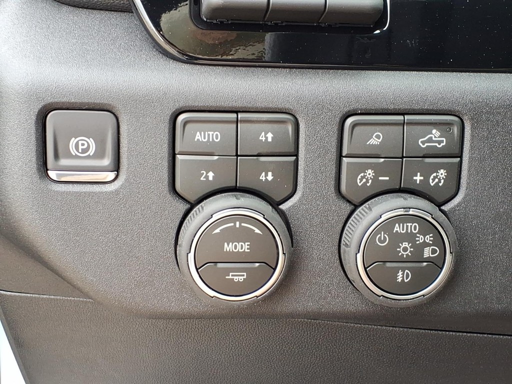 Chevrolet Silverado 1500 Vehicle Full-screen Gallery Image 16