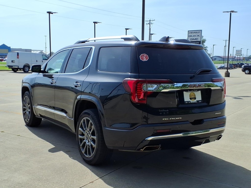 GMC Acadia Vehicle Full-screen Gallery Image 3