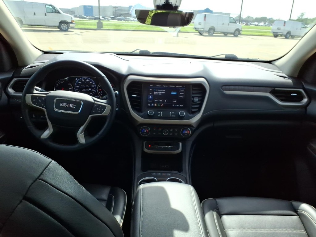 GMC Acadia Vehicle Full-screen Gallery Image 4