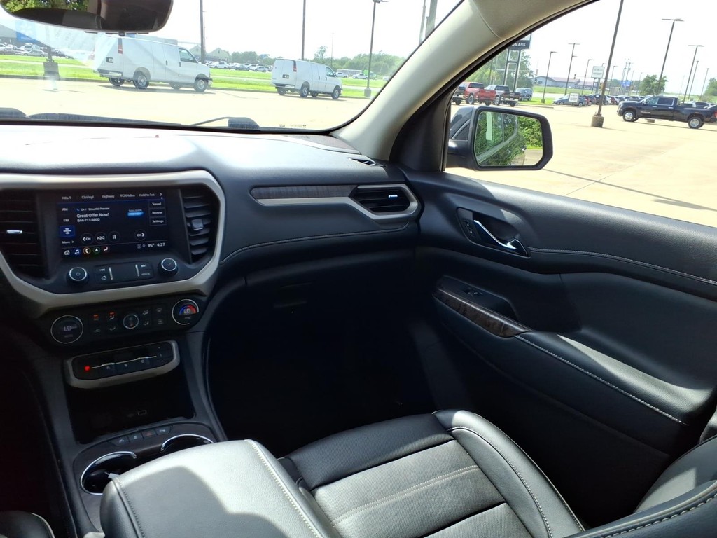 GMC Acadia Vehicle Full-screen Gallery Image 5