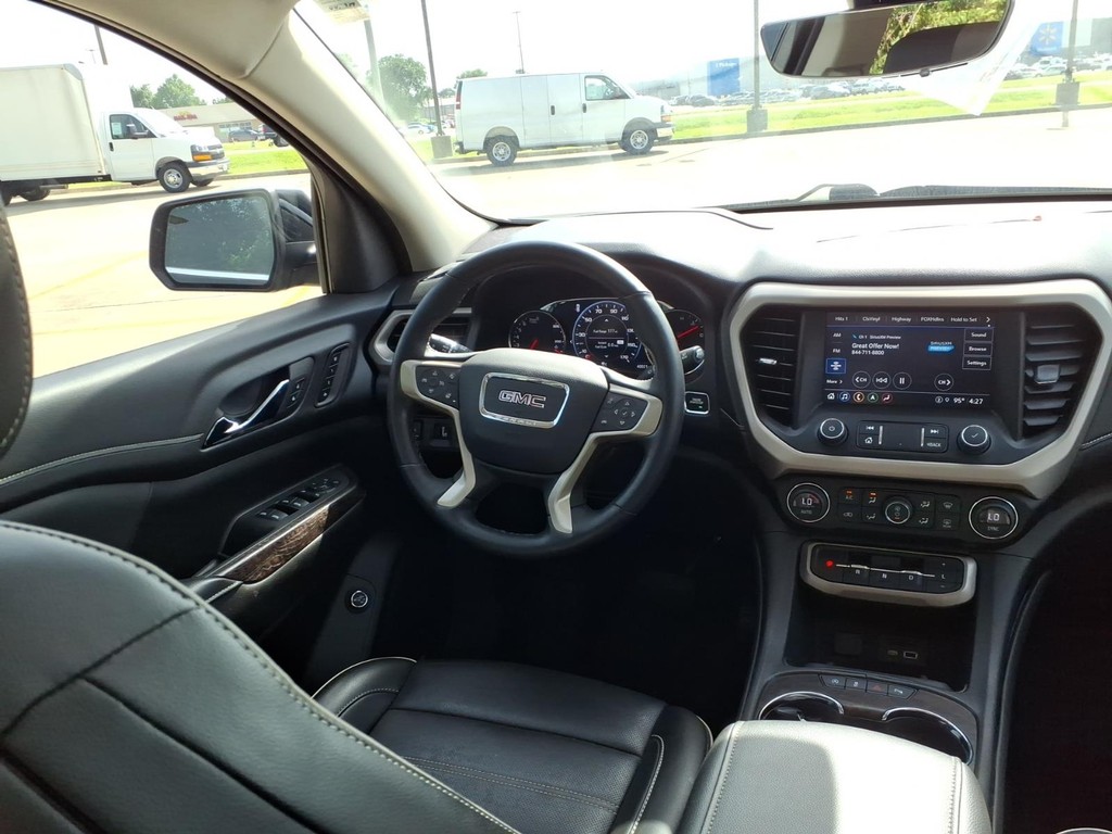 GMC Acadia Vehicle Full-screen Gallery Image 6