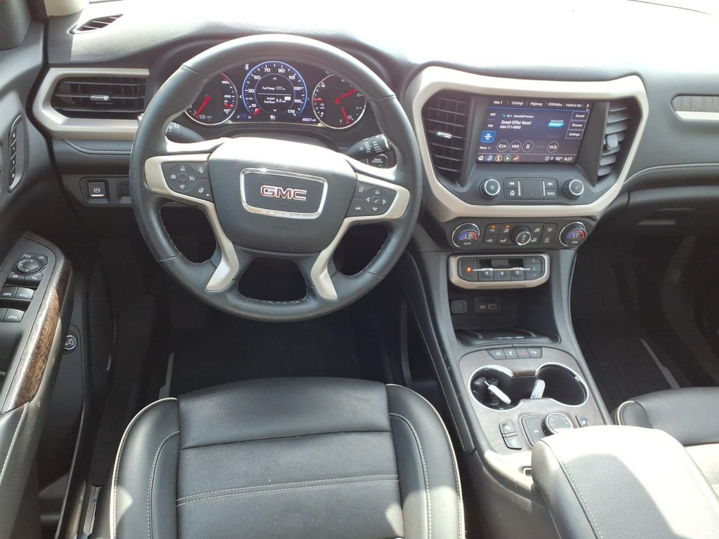 GMC Acadia Vehicle Full-screen Gallery Image 7