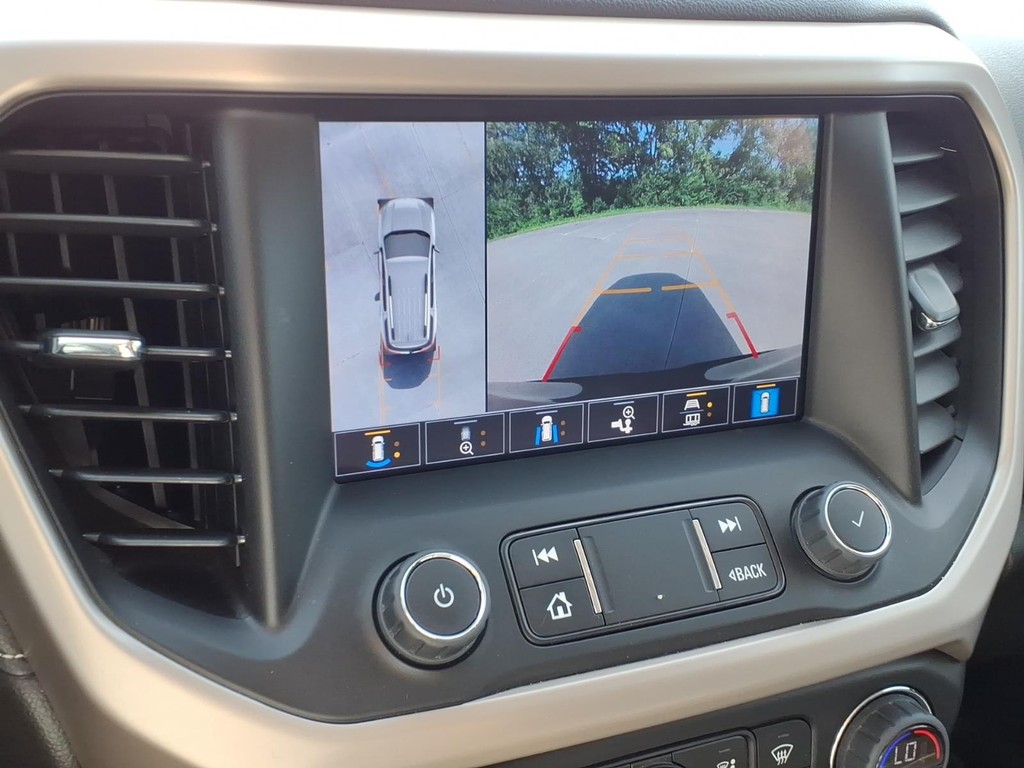 GMC Acadia Vehicle Full-screen Gallery Image 9