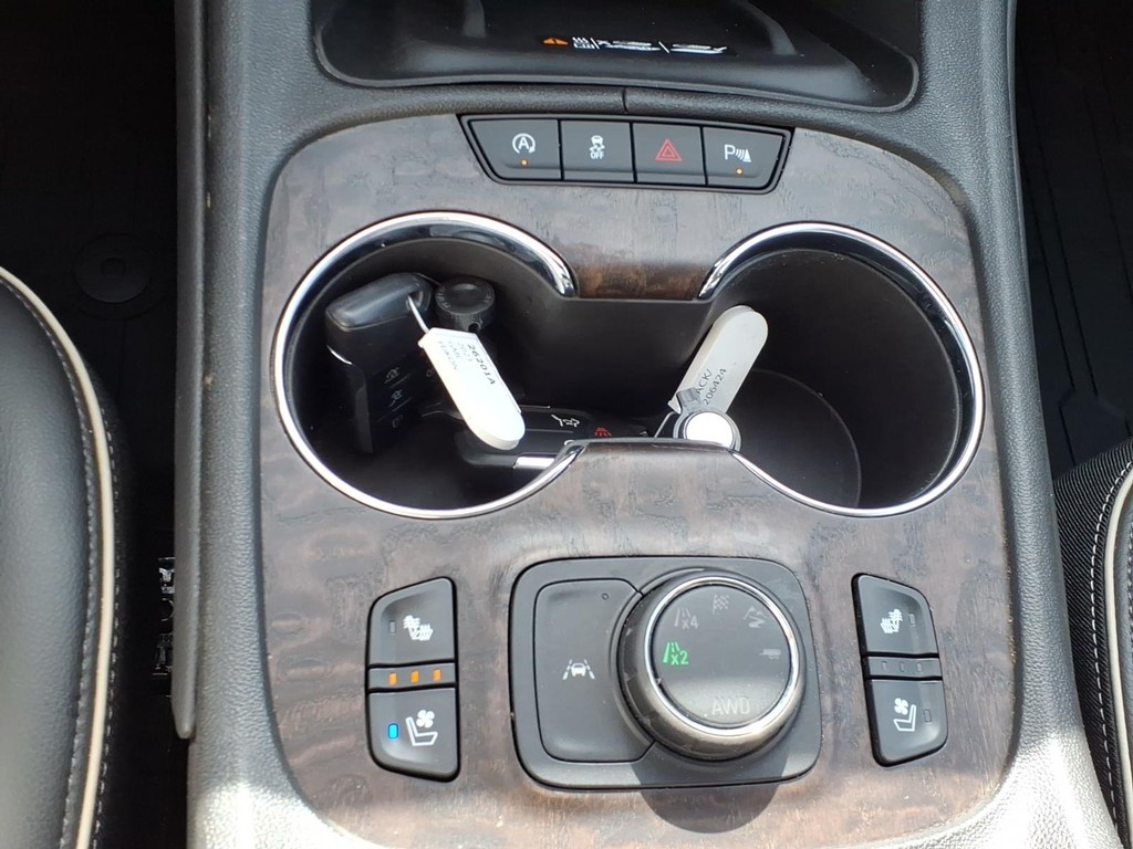 GMC Acadia Vehicle Full-screen Gallery Image 11