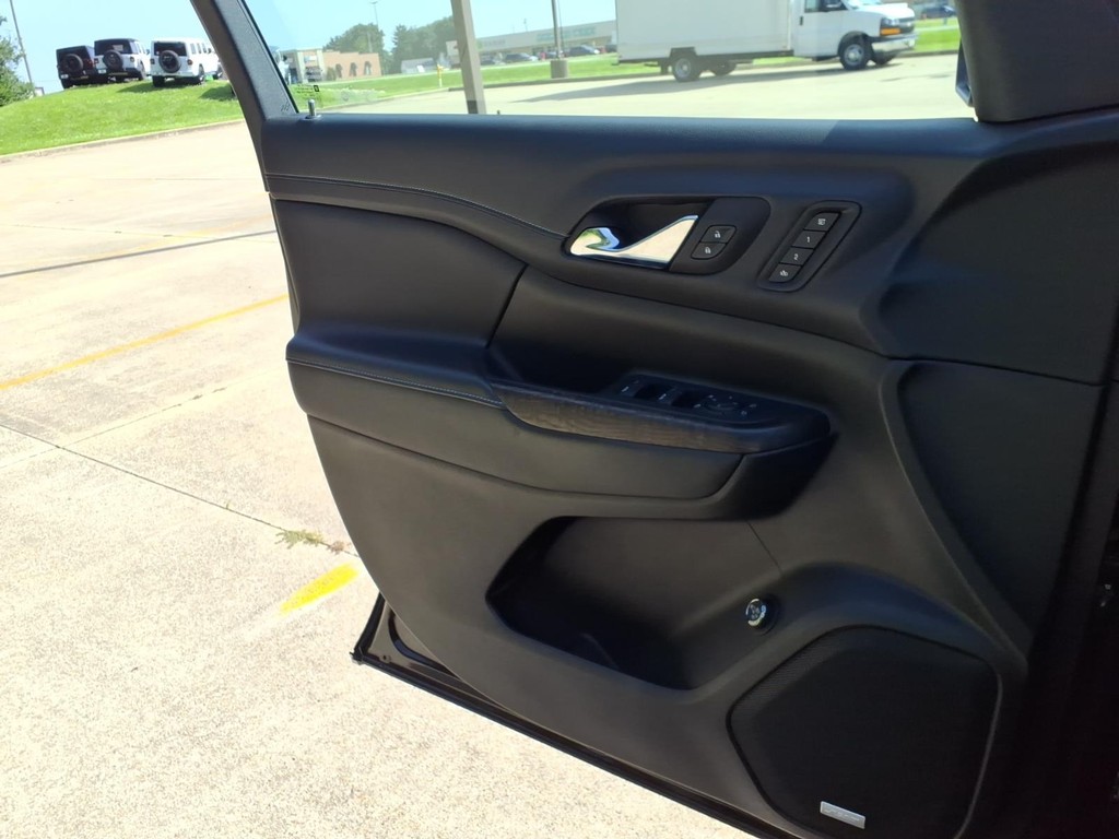 GMC Acadia Vehicle Full-screen Gallery Image 15