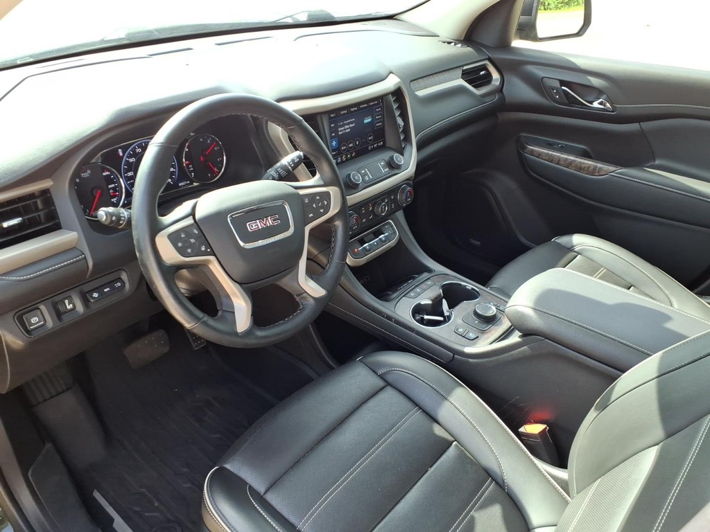 GMC Acadia Vehicle Full-screen Gallery Image 16