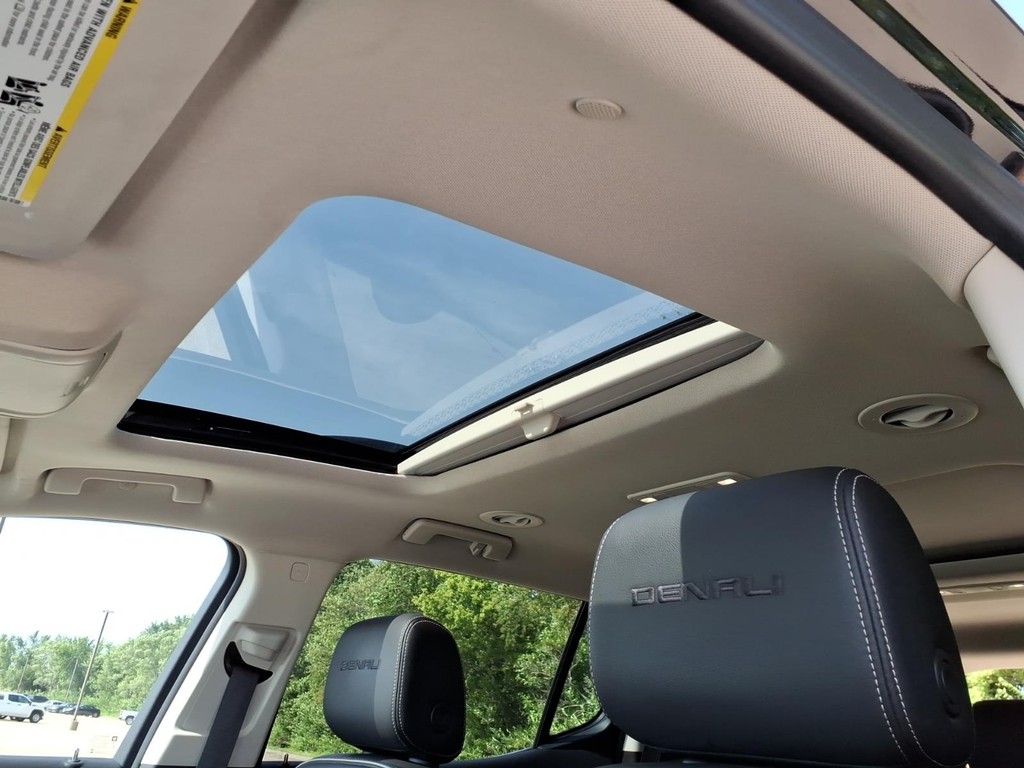 GMC Acadia Vehicle Full-screen Gallery Image 17