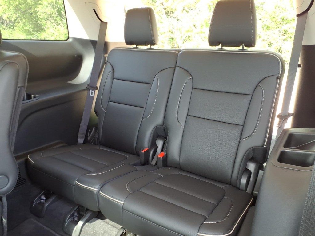 GMC Acadia Vehicle Full-screen Gallery Image 19