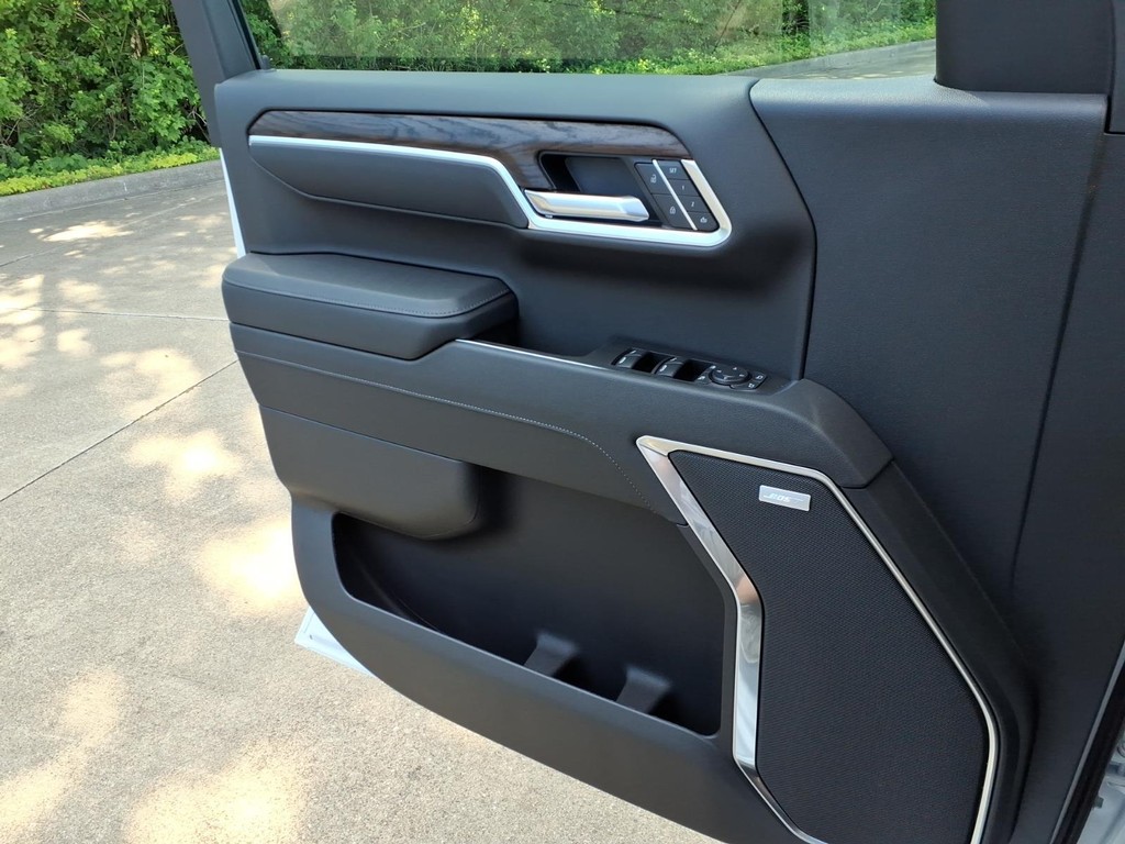 GMC Sierra 1500 Vehicle Full-screen Gallery Image 16
