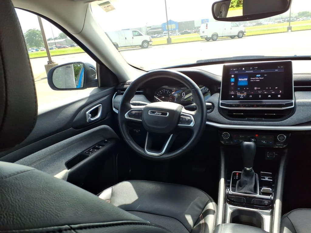 Jeep Compass Vehicle Full-screen Gallery Image 6