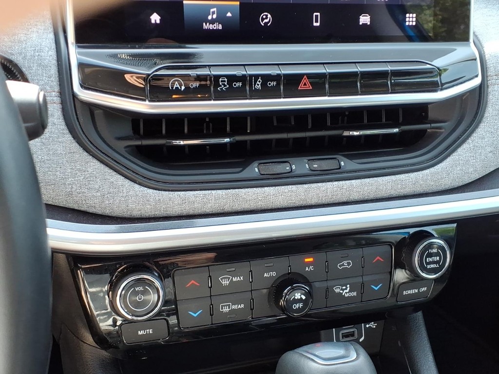 Jeep Compass Vehicle Full-screen Gallery Image 10