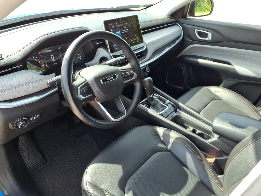 Jeep Compass Vehicle Full-screen Gallery Image 16