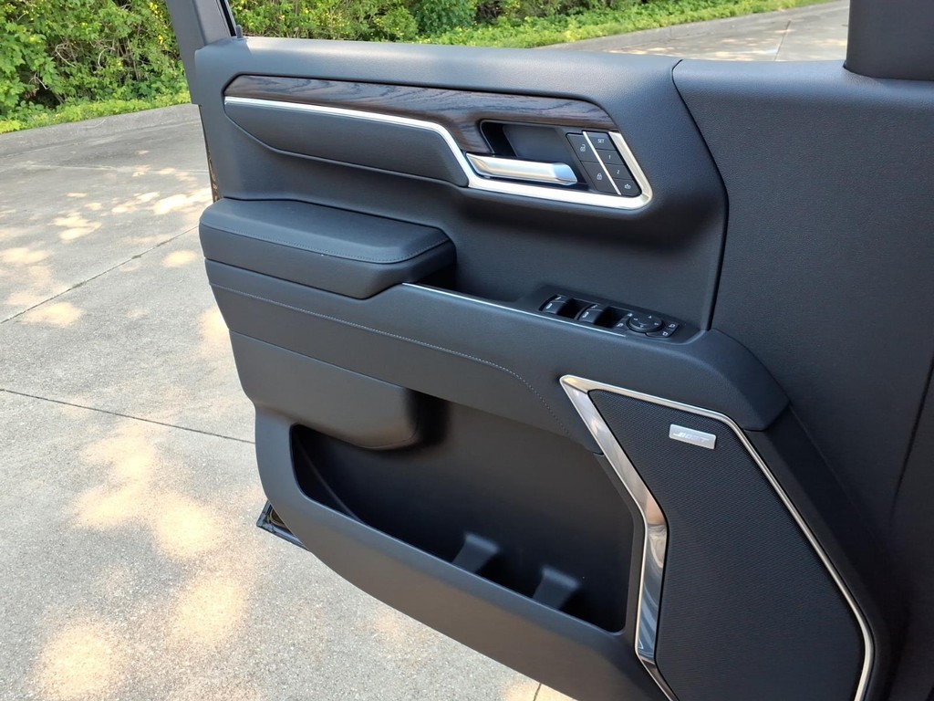GMC Sierra 1500 Vehicle Full-screen Gallery Image 16