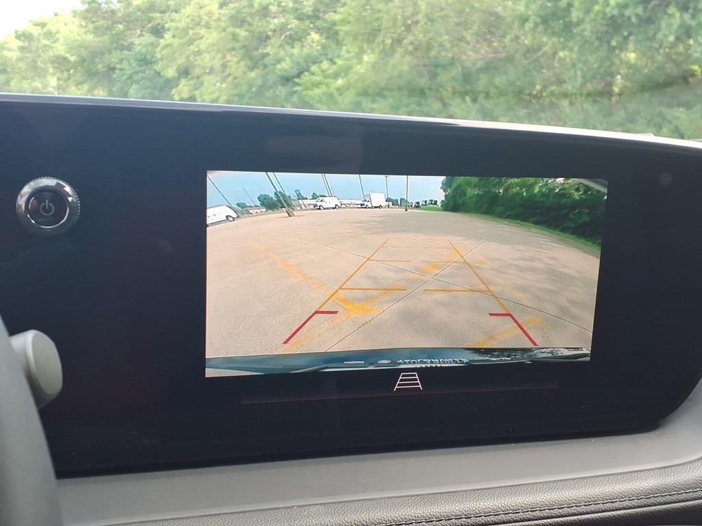 Buick Encore GX Vehicle Full-screen Gallery Image 9