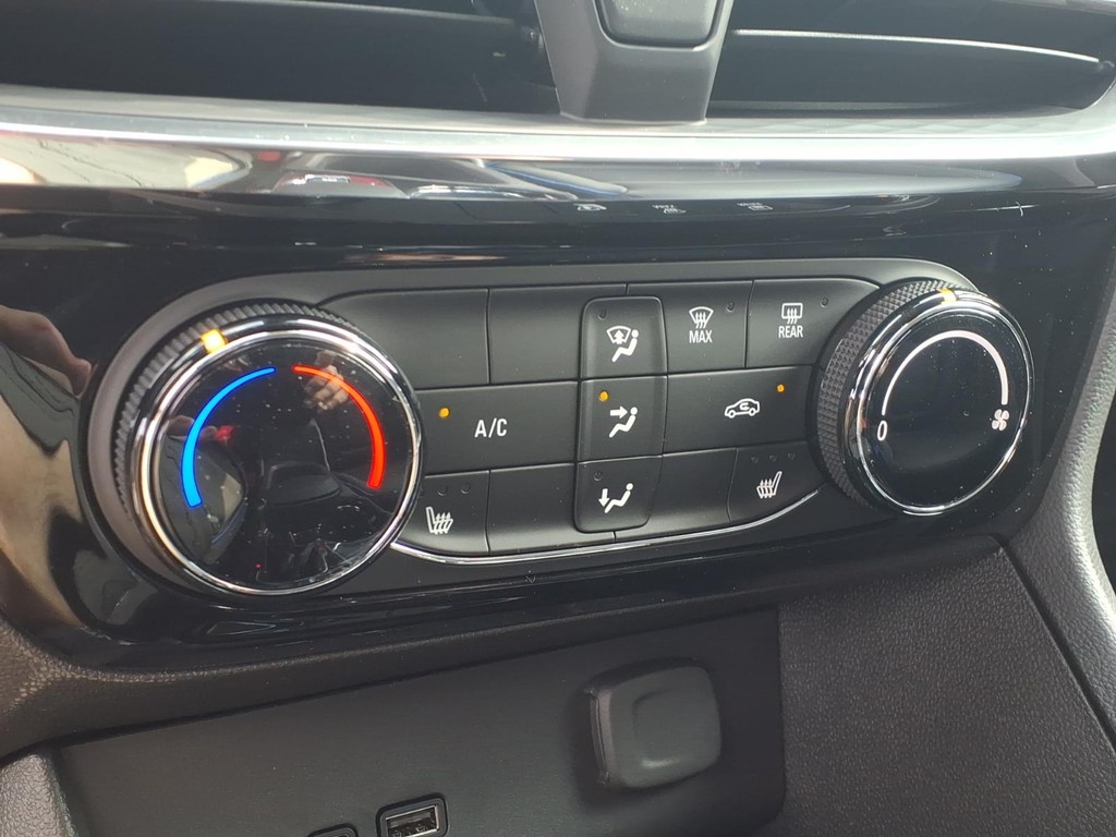 Buick Encore GX Vehicle Full-screen Gallery Image 10