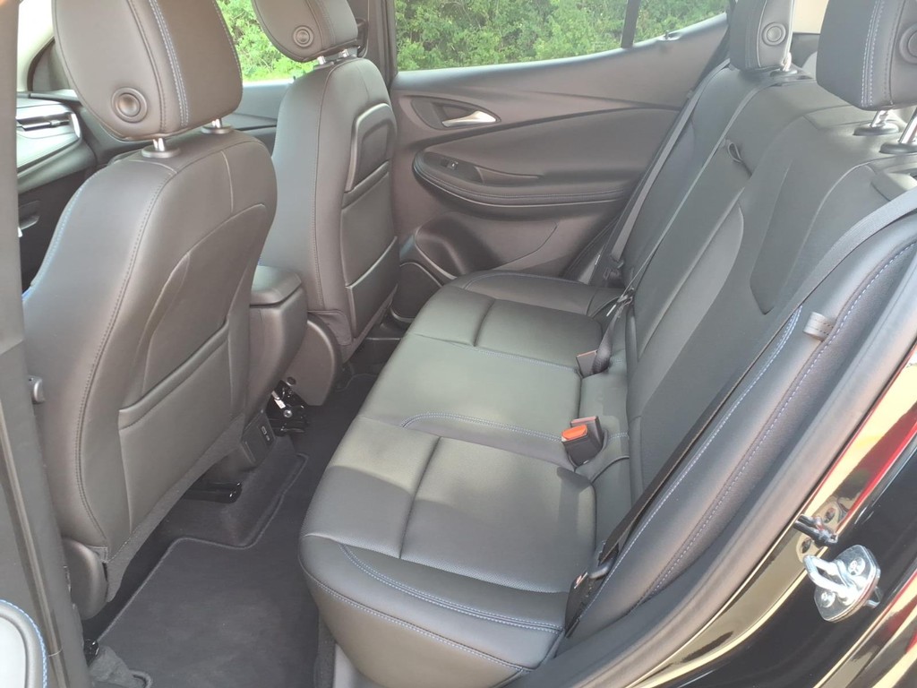 Buick Encore GX Vehicle Full-screen Gallery Image 17