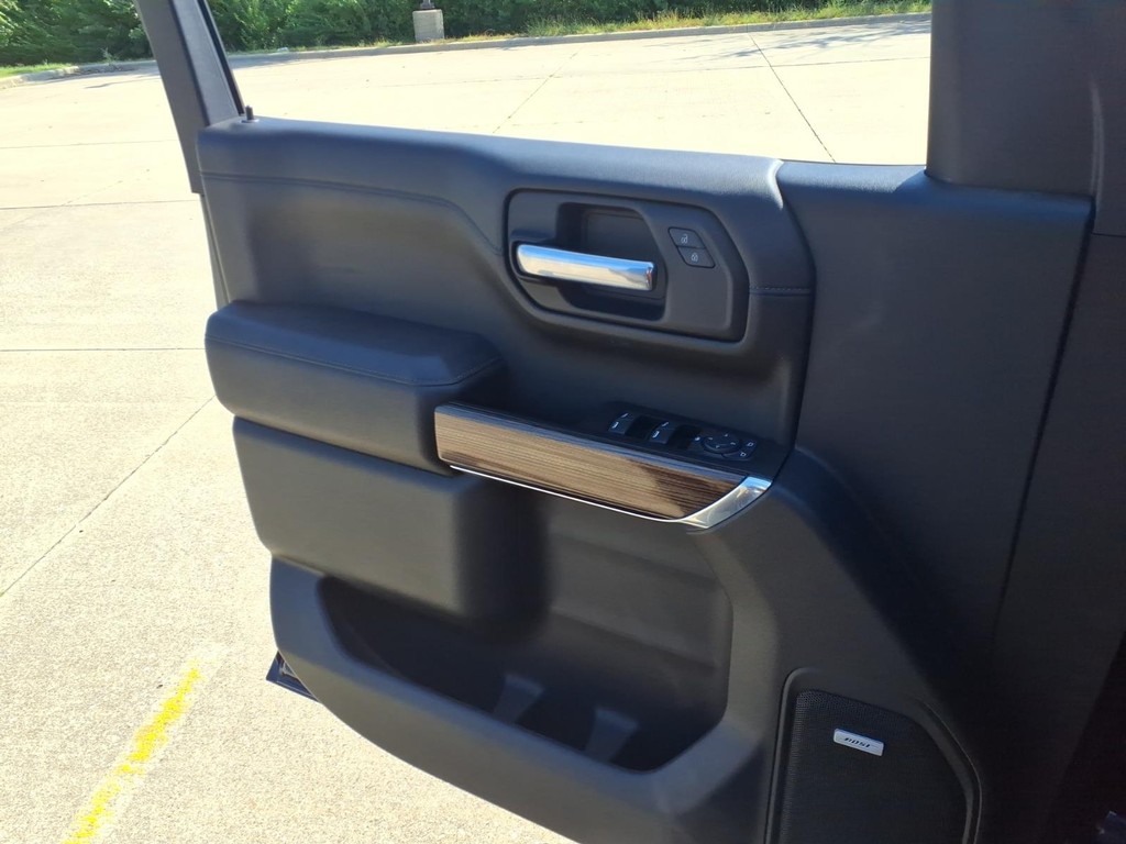 Chevrolet Silverado 1500 LTD Vehicle Full-screen Gallery Image 18